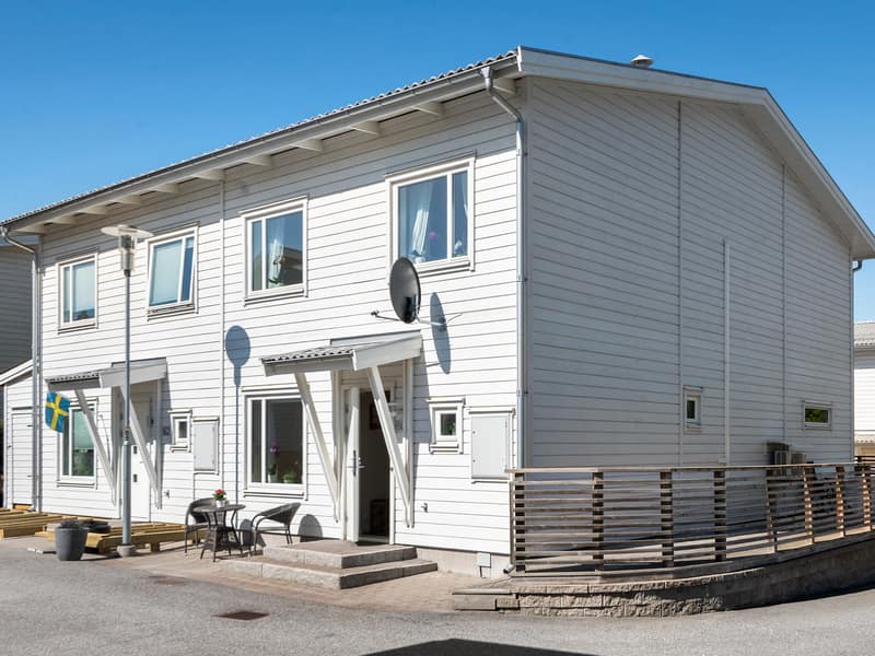 Parhus med stensatt entré