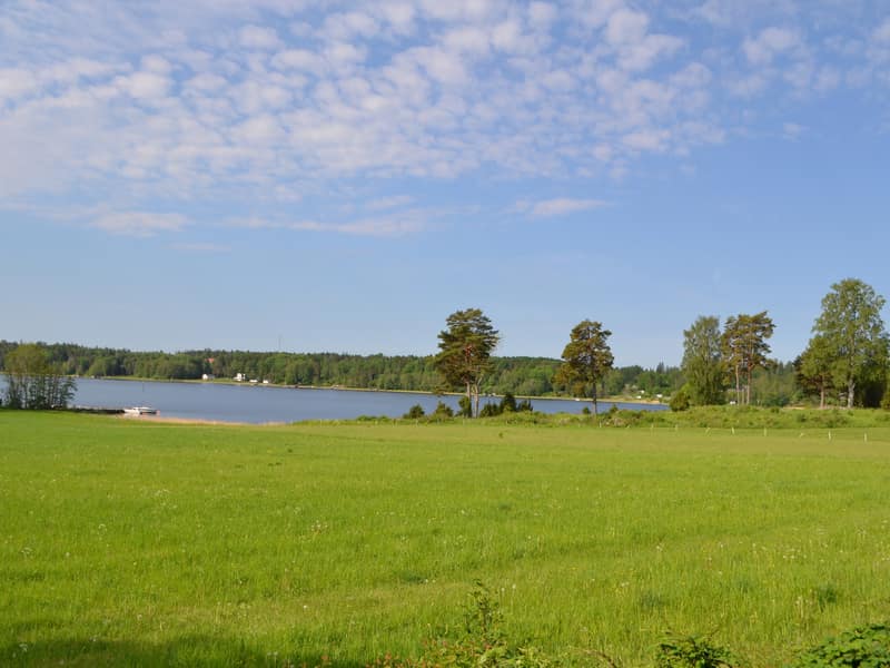 Fastigheten ner mot Väddö kanal
