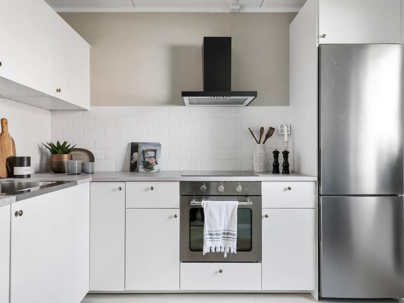 Nytt IKEA kök -22 med spishäll, fläkt, ugn och kyl/frys i rostfritt