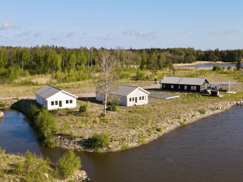 Huset till vänster där viken går in.
