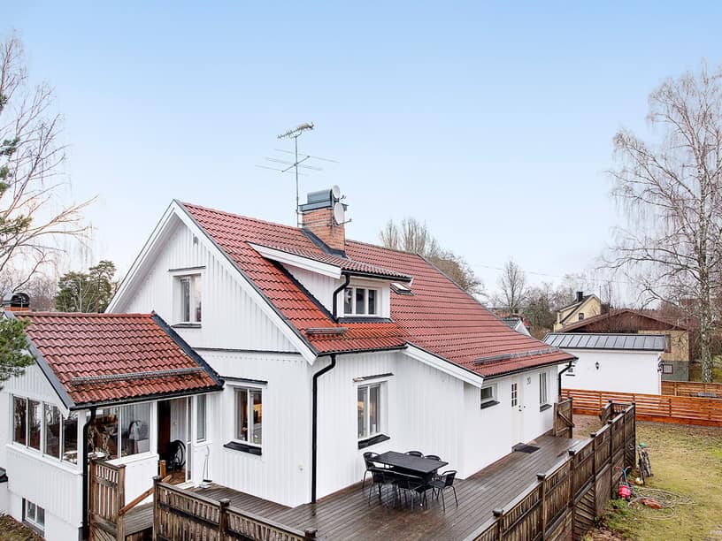 Villan med altan runt nästan halva huset