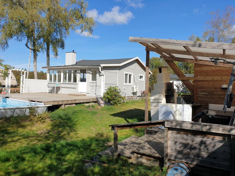 Huset från gavel med altan
