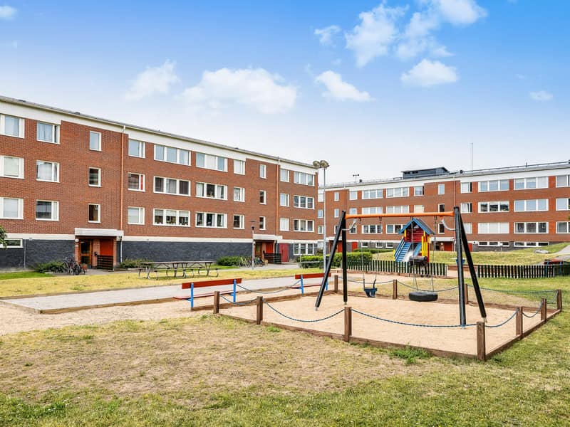 Entrésidan vid grön barnvänlig innergård