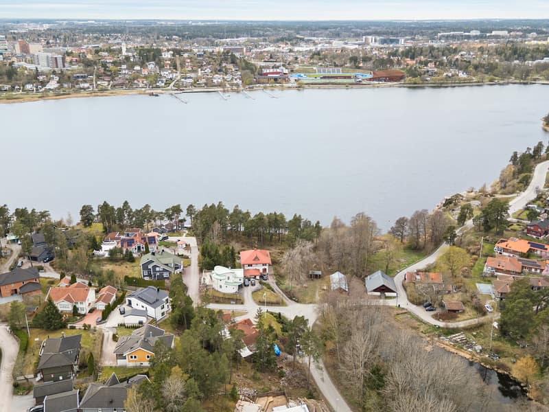 Tomten med närheten till Edsviken