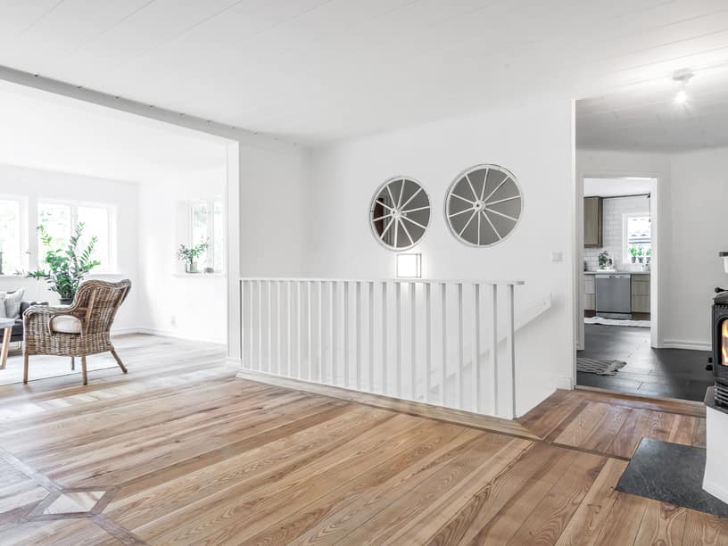 Vardagsrum mot hallen samt köket