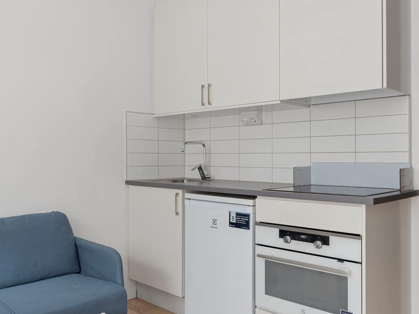 Köksdel med vita luckor