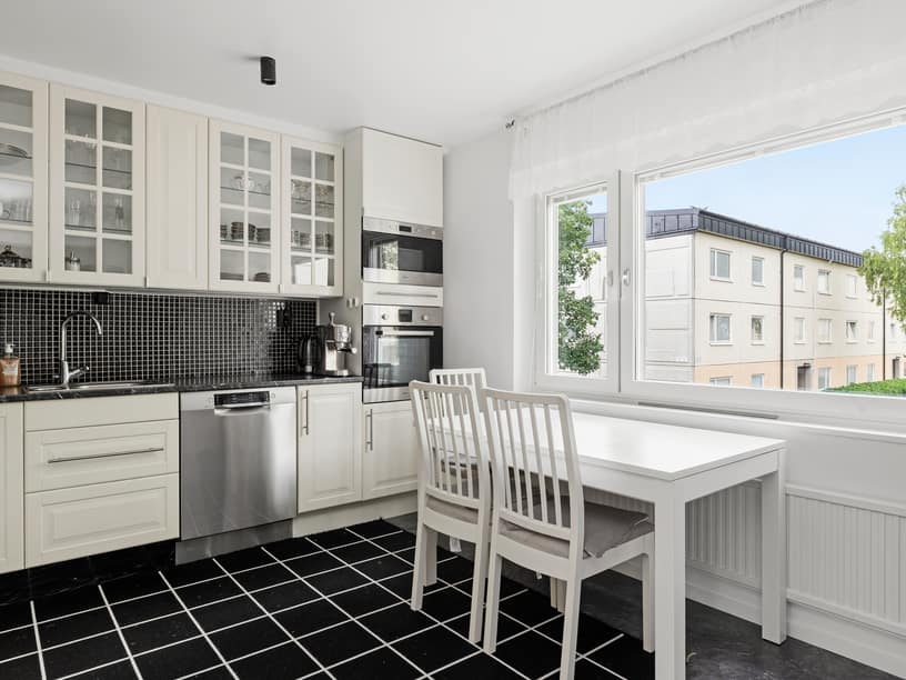 Kök med matplats invid fönster