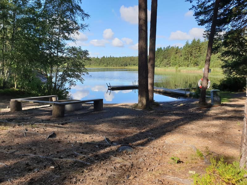 Bergsjön ligger med kort promenad från fastigheten