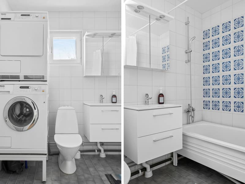 Badrum med klinkergolv, kaklade väggar, badkar, tvättmaskin och tumlare.