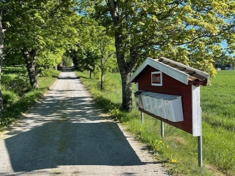 Väg in till området där tomten ligger