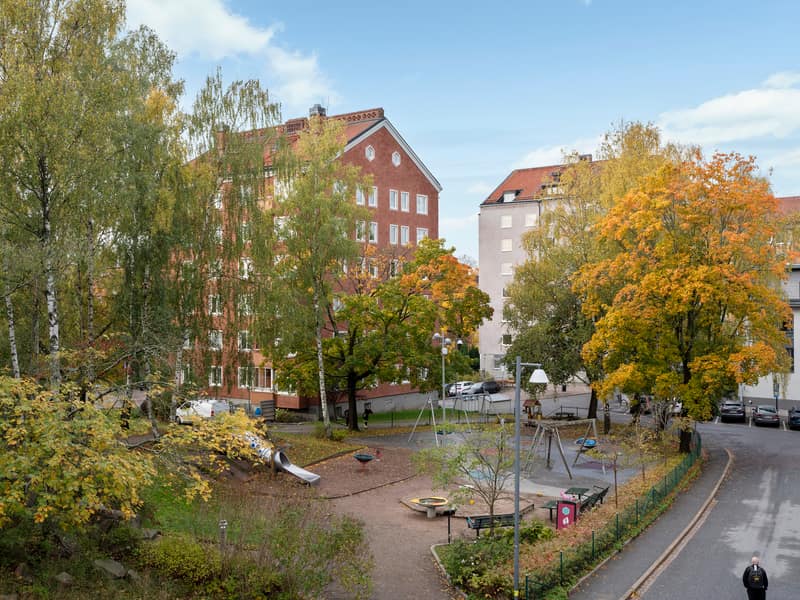 Trivsam lägenhet med optimalt läge mot grönskande omgivning