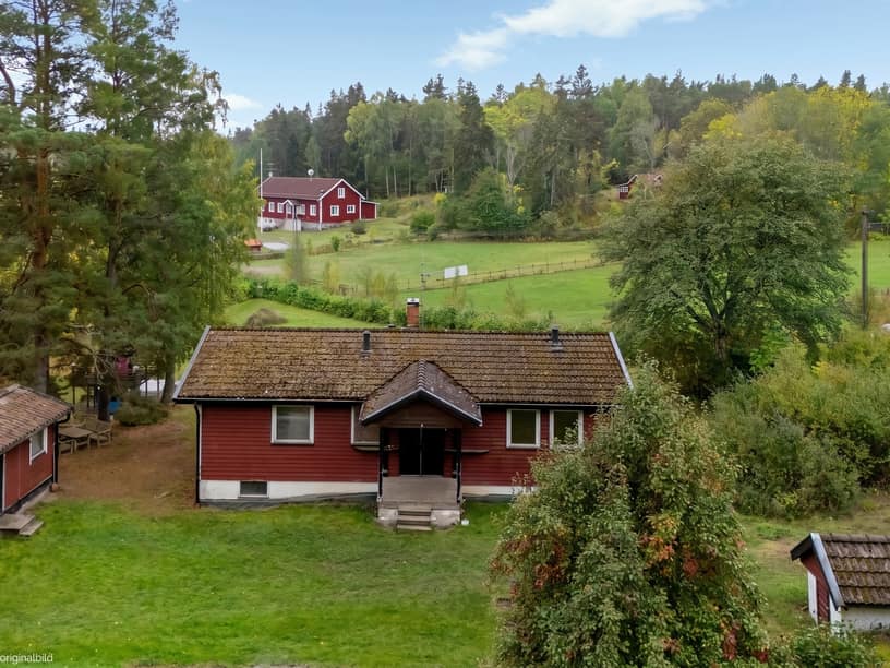 Utsikt åt söder över tomt och fält