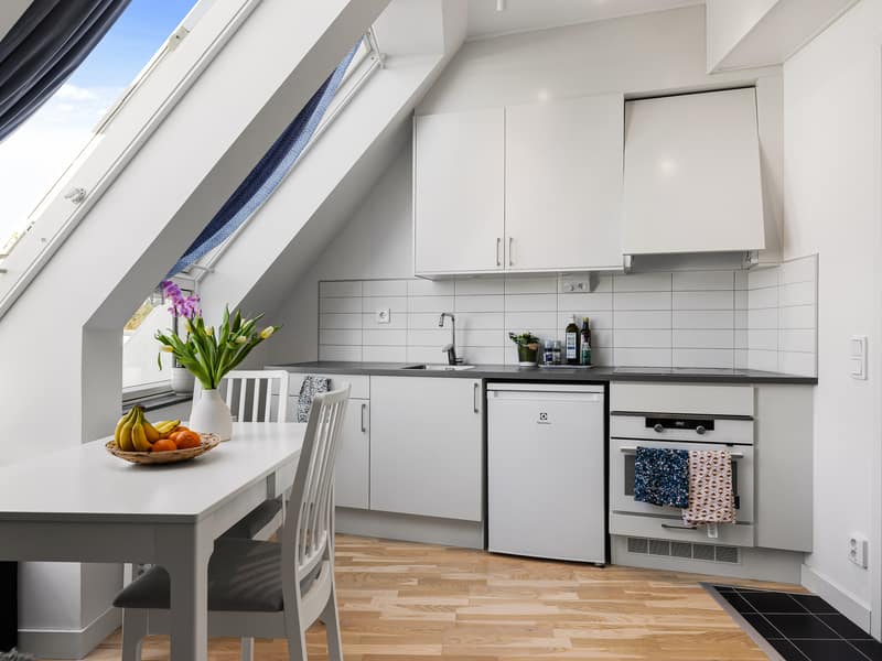 Kök med matplats vid fönster