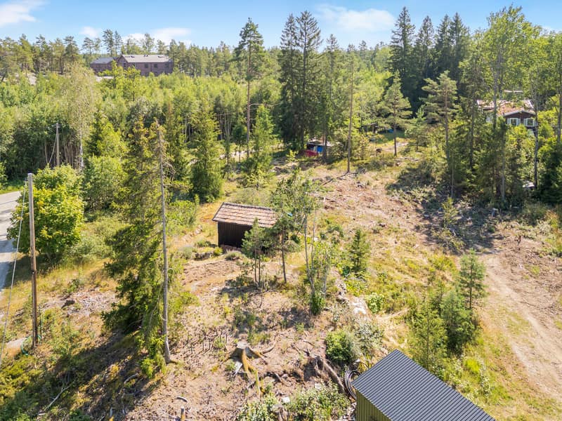 Högt belägen villatomt i Kårsta